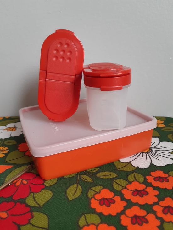 Retro Tupperware Spice Shaker Set with Storage Box - Picture 4 of 5